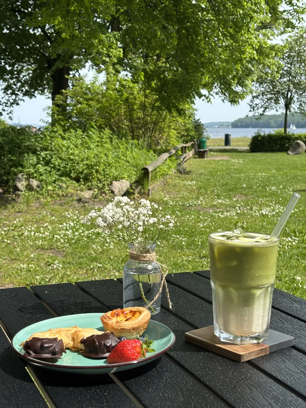 Iced Matcha und Gebäck auf der Terrasse mit Blick auf die Flensburger Förde